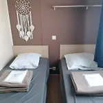 Mobilhome Cosy Spacieux 42m2, Climatise, Tv & Ll, 3 مكان تخييم فيك- لا-غارديول